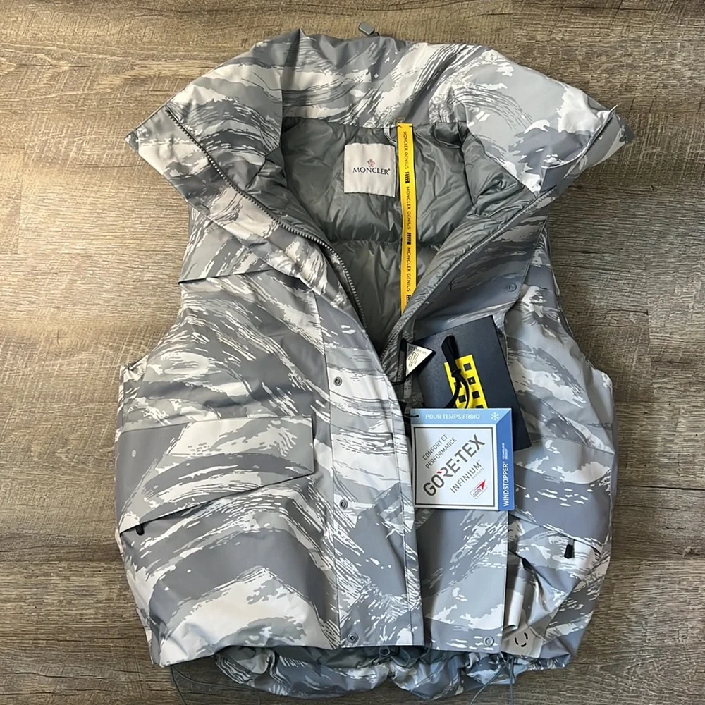 MONCLER GENIUS
4 Moncler HYKE Vanil Printed GORE-TEX INFINIUM™ Down Gilet Size 2 - Picture 1 of 6